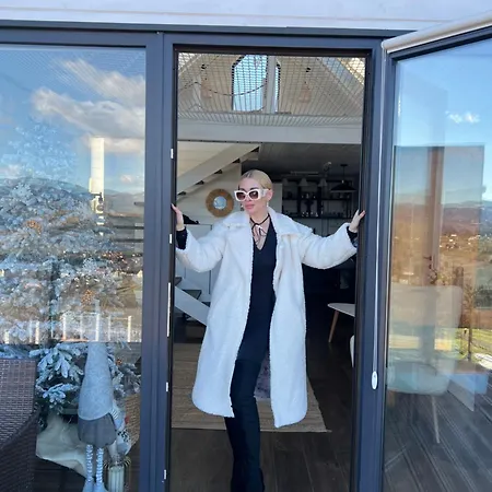 Under Sky - з теплим басейном ,чаном-джакузі, панорамною ванною та Playstation 5 * Slavske